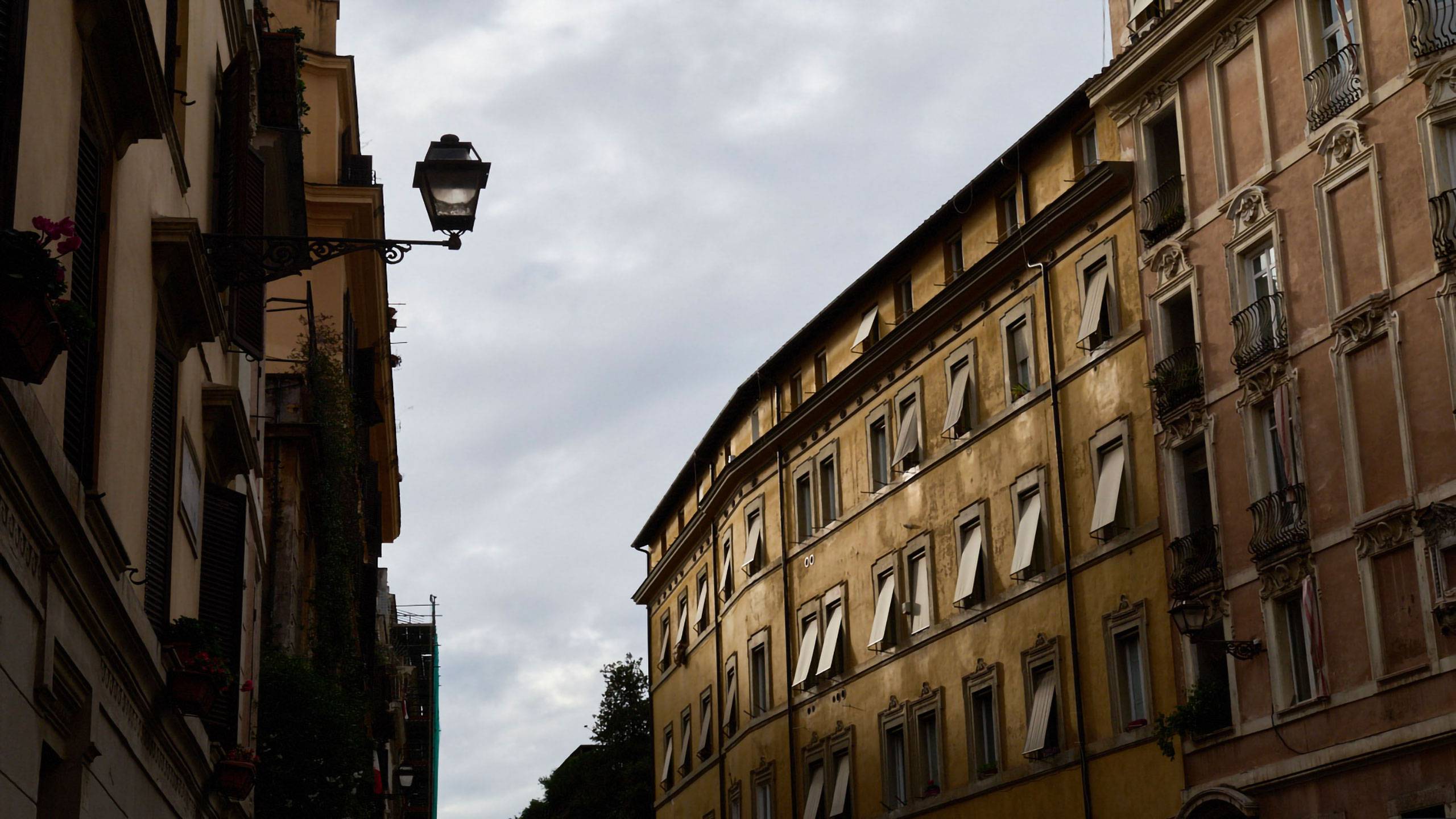 lungo-la-via